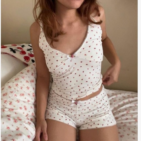 - Two piece floral outfit cropped tank and shorts lounge wear women’s - Picture 2 of 2